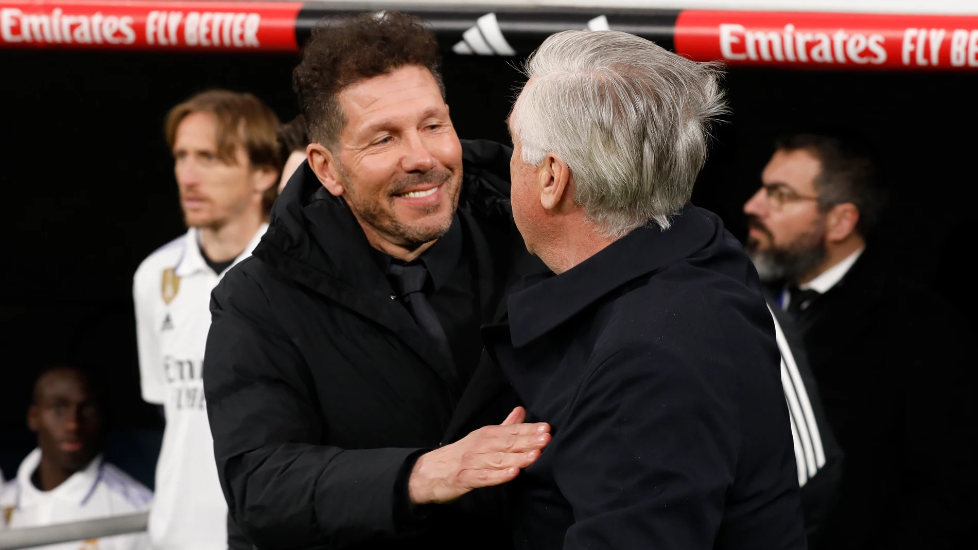 Ancelotti y Simeone se saludan antes del derbi madrileño