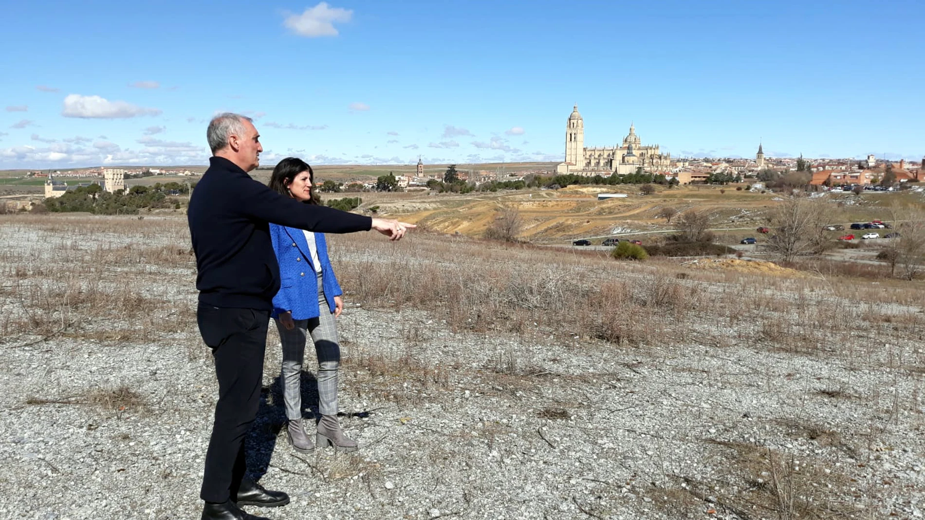 El delegado territorial de la Junta, José Mazarías, y la jefa del Servicio Territorial de Movilidad y Transformación Digital, Natalia Flórez, visitan los terrenos afectados por la ampliación del Complejo Asistencial y Educativo de Segovia