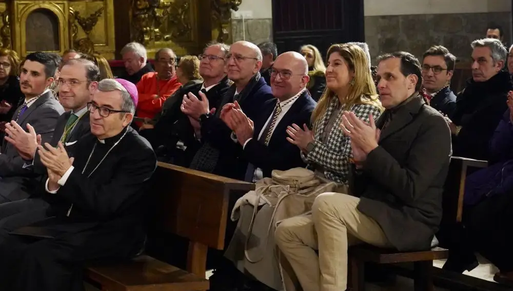 Jesús Julio Carnero, Conrado Íscar, Monseñor Argüello, Raquel Alonso, Juan José Campesino y el doctor Otero, entre otras personalidads, asisten a la presentación del Paño de la Verónica 2023