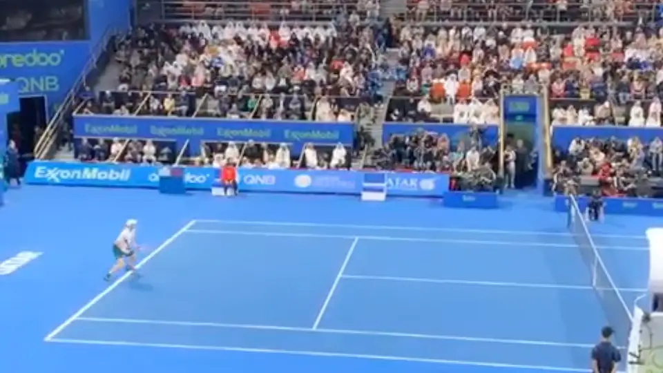 Ana Boyer viendo un partido de tenis en Doha