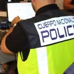 Agentes de la Policía Nacional revisan un ordenador