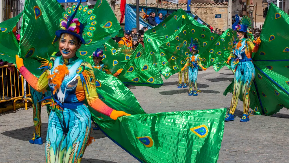 La localidad abulense de Cebreros celebra en Domingo de Piñata con la XXV del Concurso Provincial de Carrozas y Comparsas de su Carnaval, que ya es fiesta de interés turístico nacional