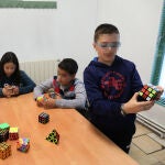 Actividad de cubo de Rubik para niños y jóvnes con altas capacidades