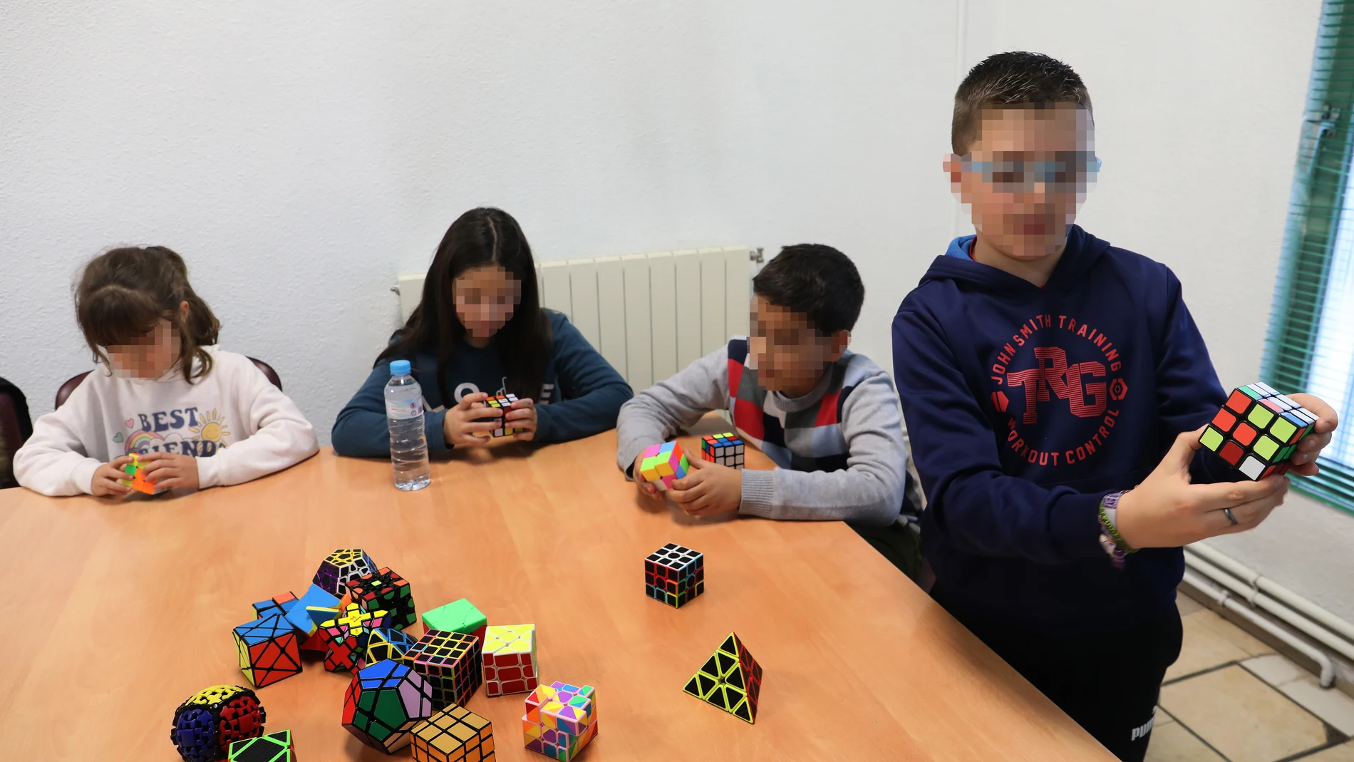 Actividad de cubo de Rubik para niños y jóvnes con altas capacidades