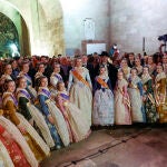 Las Falleras Mayores y su Corte de Honor junto al alcalde de Valencia y el presidente de la Generalitat