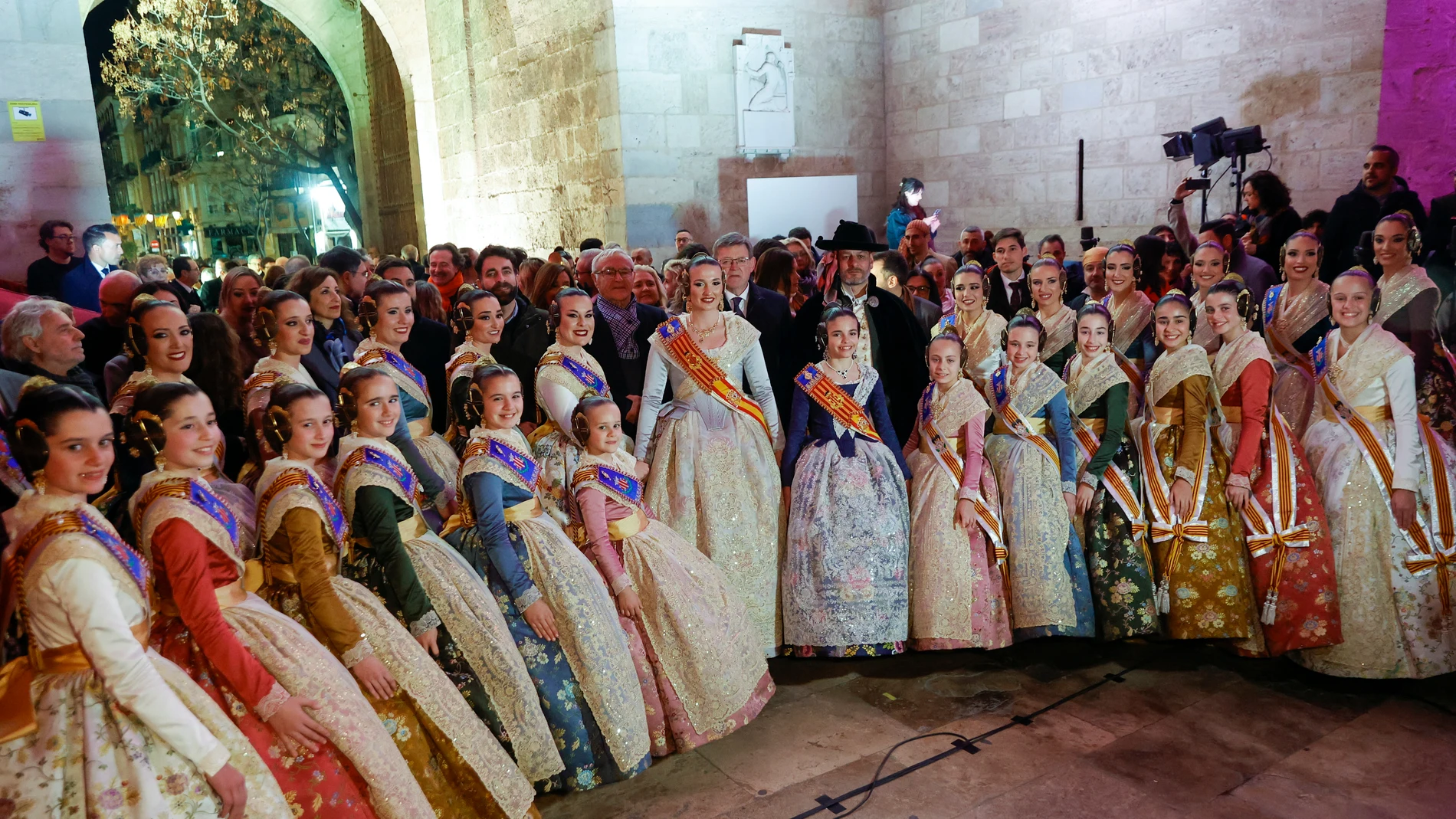 Las Falleras Mayores y su Corte de Honor junto al alcalde de Valencia y el presidente de la Generalitat
