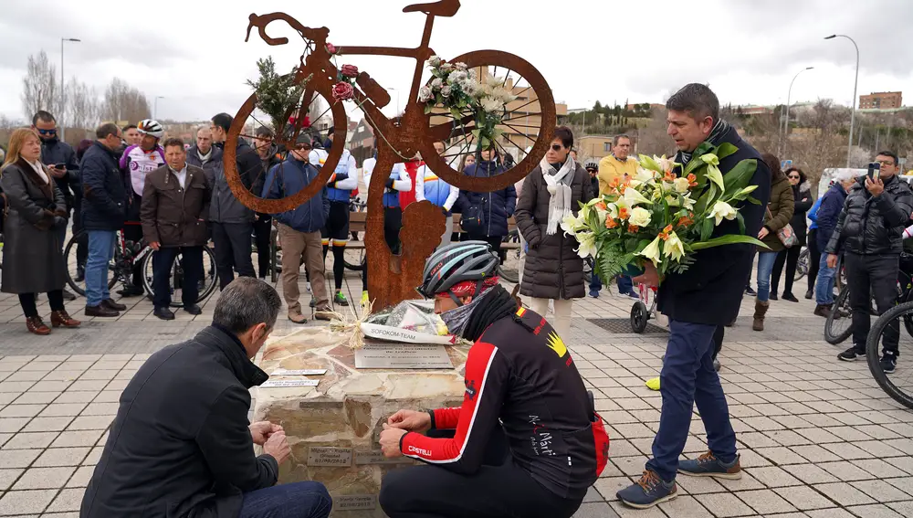 Juan Carlos Domínguez coloca una placa en el monolito a los ciclistas fallecidos al finalizar una manifestación en recuerdo de su hija, Estela Domínguez, en Valladolid