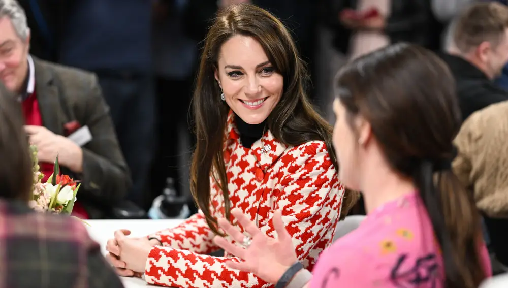 Kate Middleton con abrigo rojo de pata de gallo 