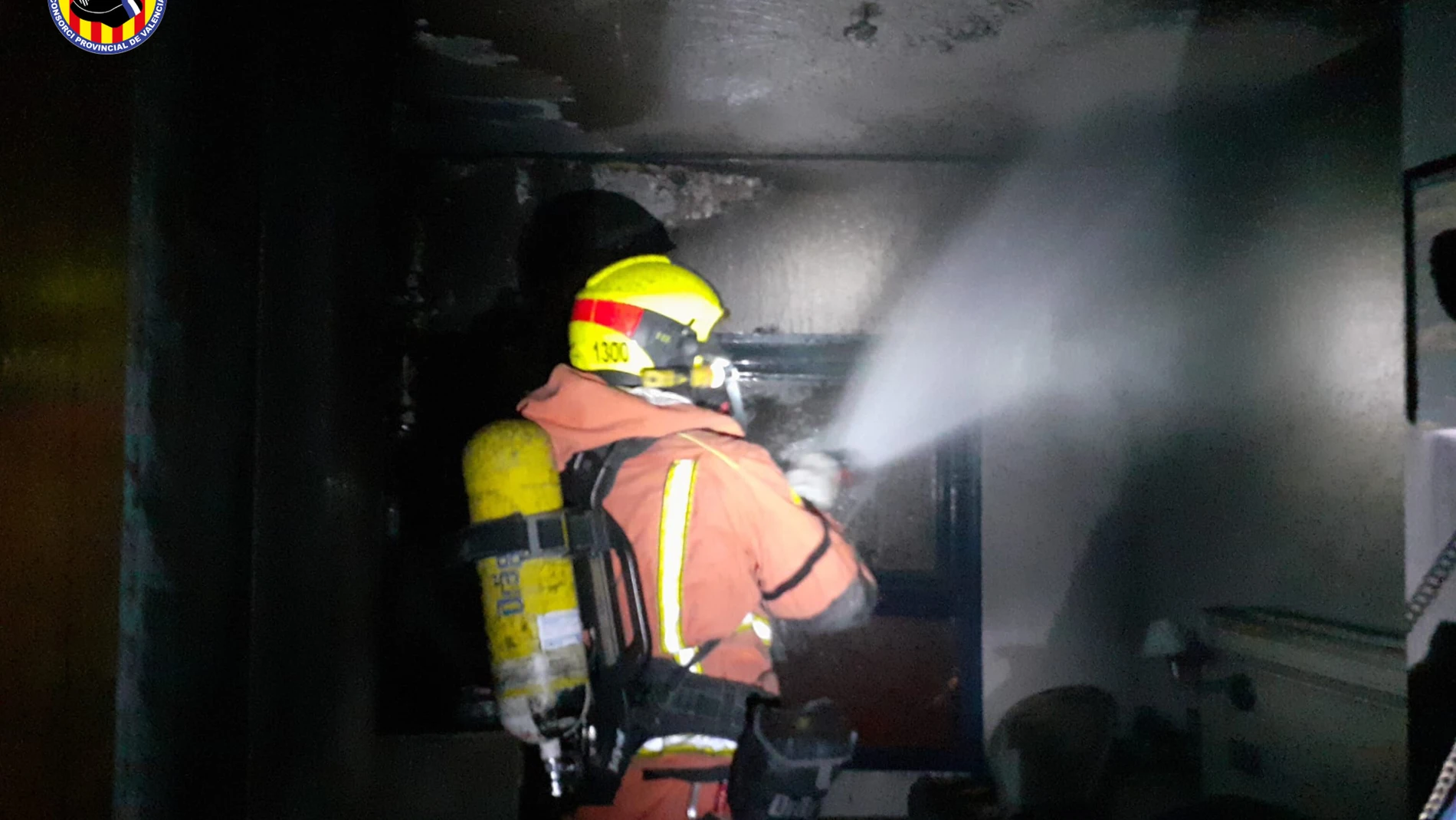 Imagen de un momento de la extinción del incendio