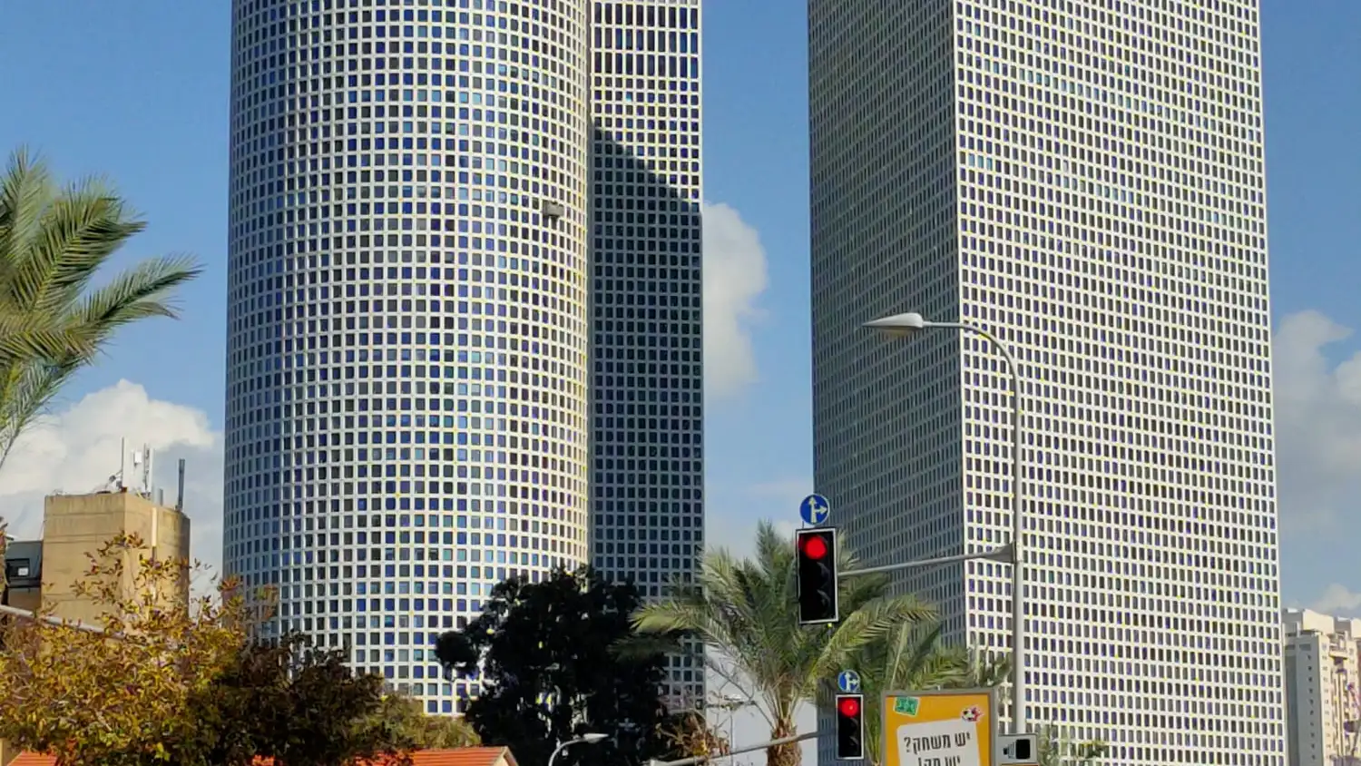 Centro Azrieli, con sus características tres torres