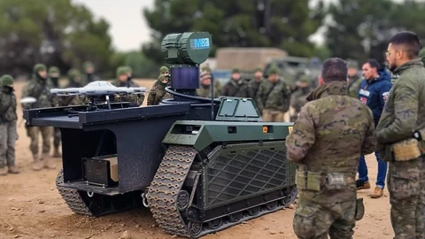 Un momento de las pruebas del UGV THeMIS con el Regimiento de Caballería España 12