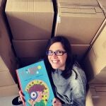 Sandra Alonso con su libro "El Misterio de la pizza"