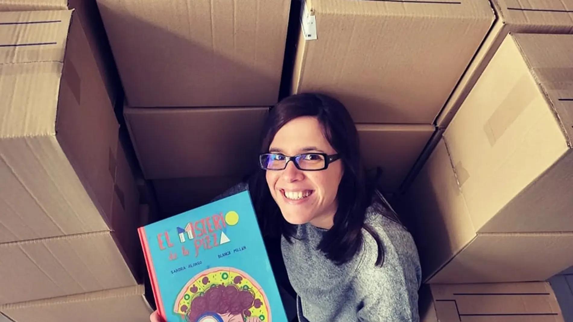 Sandra Alonso con su libro "El Misterio de la pizza"