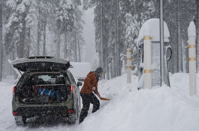 EEUU.- Más de 120.000 californianos se quedan sin electricidad durante una de las peores nevadas de los últimos años