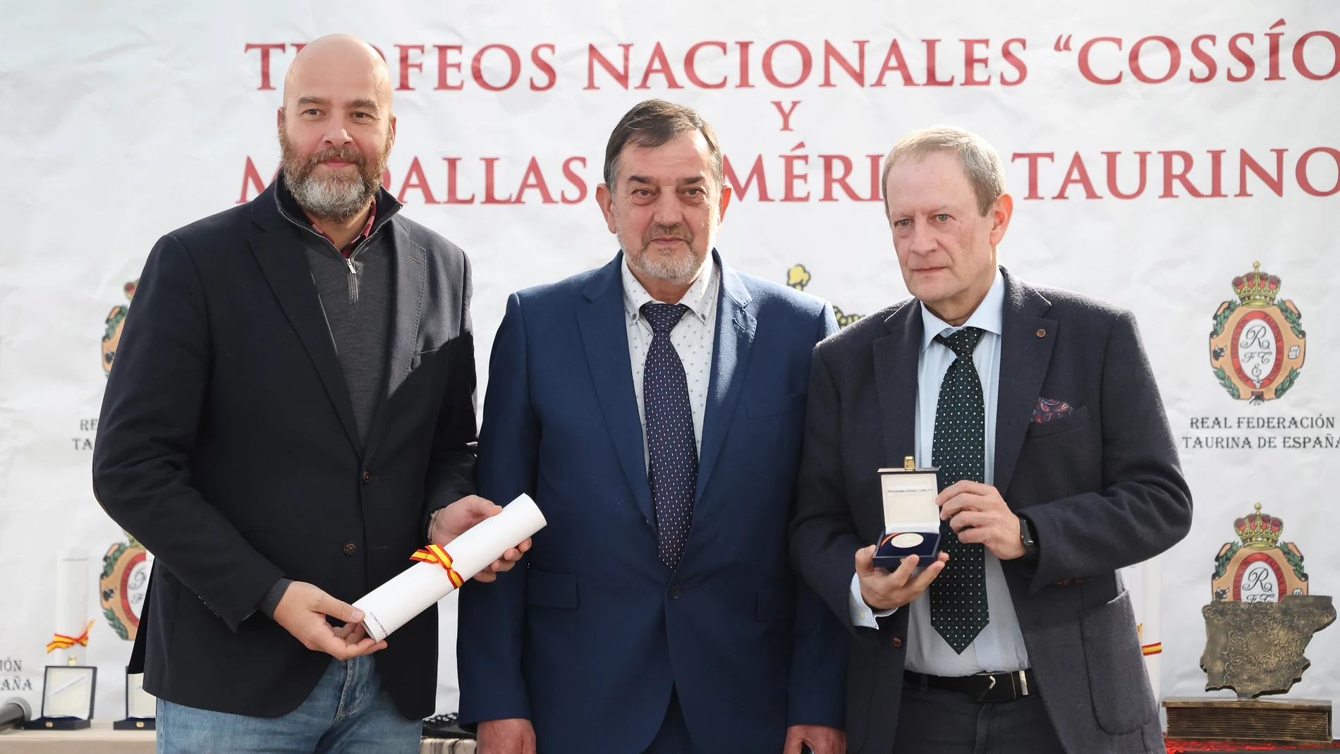 El director general de RTVCyl, Jorge Losada, y el director del programa taurino 'Grana y Oro,' Carlos Santoyo, recogen el premio otorgado por la Real Federación Taurina de España a este programa