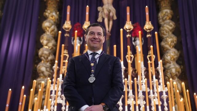l presidente de la Junta de Andalucía, Juanma Moreno, en la imposición de la medalla como Hermano Distinguido de las Reales Cofradías Fusionadas de Málaga