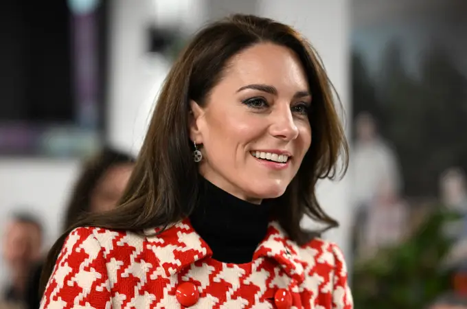 Kate Middleton recupera el abrigo de pata de gallo rojo para disfrutar de un partido de rugby en Gales