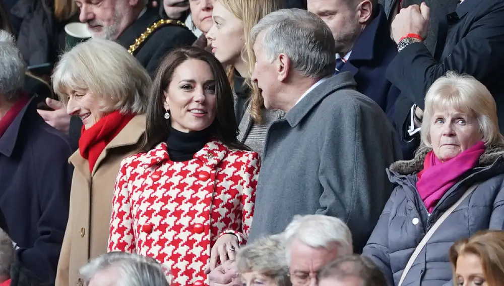 Kate Middleton con abrigo rojo de pata de gallo 