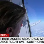 Un periodista de la CNN en un avión de vigilancia de EEUU escoltado por un caza chino