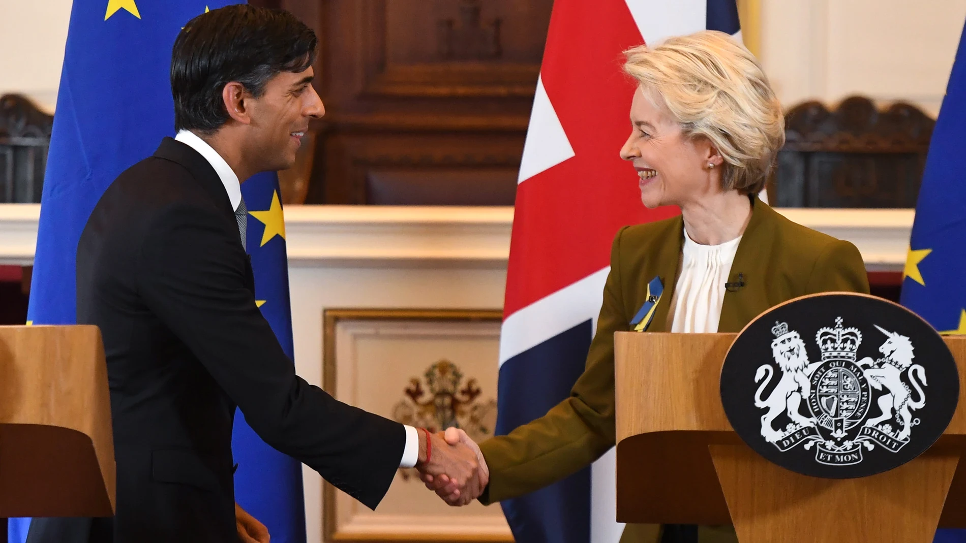 Windsor (United Kingdom), 27/02/2023.- Britain's Prime Minister Rishi Sunak (L) and European Commission President Ursula von der Leyen (R) shake hands at the end of a joint news conference on a post-Brexit deal in Windsor, Britain, 27 February 2023. The UK and European Union reached a deal on Northern Ireland's trading arrangements, ending more than a year of often acrimonious wrangling over the post-Brexit settlement for the region, people familiar with the matter said. (Irlanda, Reino Unido) EFE/EPA/CHRIS J. RATCLIFFE / POOL 