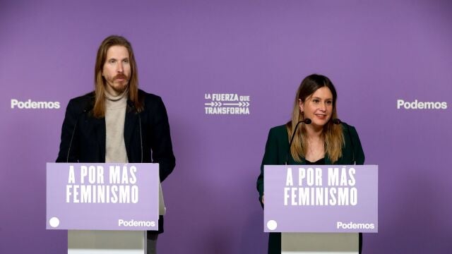  Los portavoces de Podemos Pablo Fernández y Alejandra Jacinto, durante la rueda de prensa que han ofrecido este lunes en la sede del partido en Madrid. 