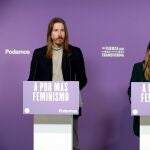  Los portavoces de Podemos Pablo Fernández y Alejandra Jacinto, durante la rueda de prensa que han ofrecido este lunes en la sede del partido en Madrid. 