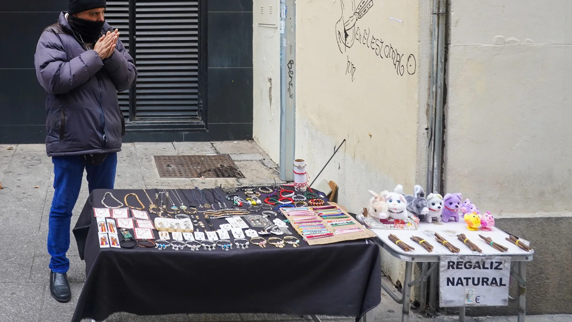 Un vendedor pasando frío en Córdoba