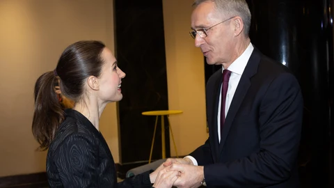 El secretario general de la OTAN, Jens Stoltenberg, y la primera ministra finlandesa, Sanna Marin, ayer en Helsinki