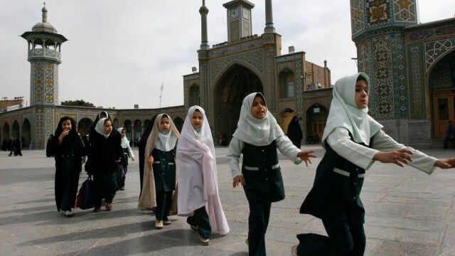Niñas iraníes con el velo islámico en la ciudad santa de Qon