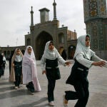 Niñas iraníes con el velo islámico en la ciudad santa de Qon