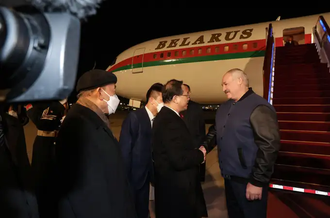 Alfombra roja para Lukashenko en China
