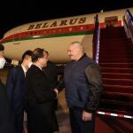 El presidente de Bielorrusia, Alexander Lukashenko, aterriza en Pekín