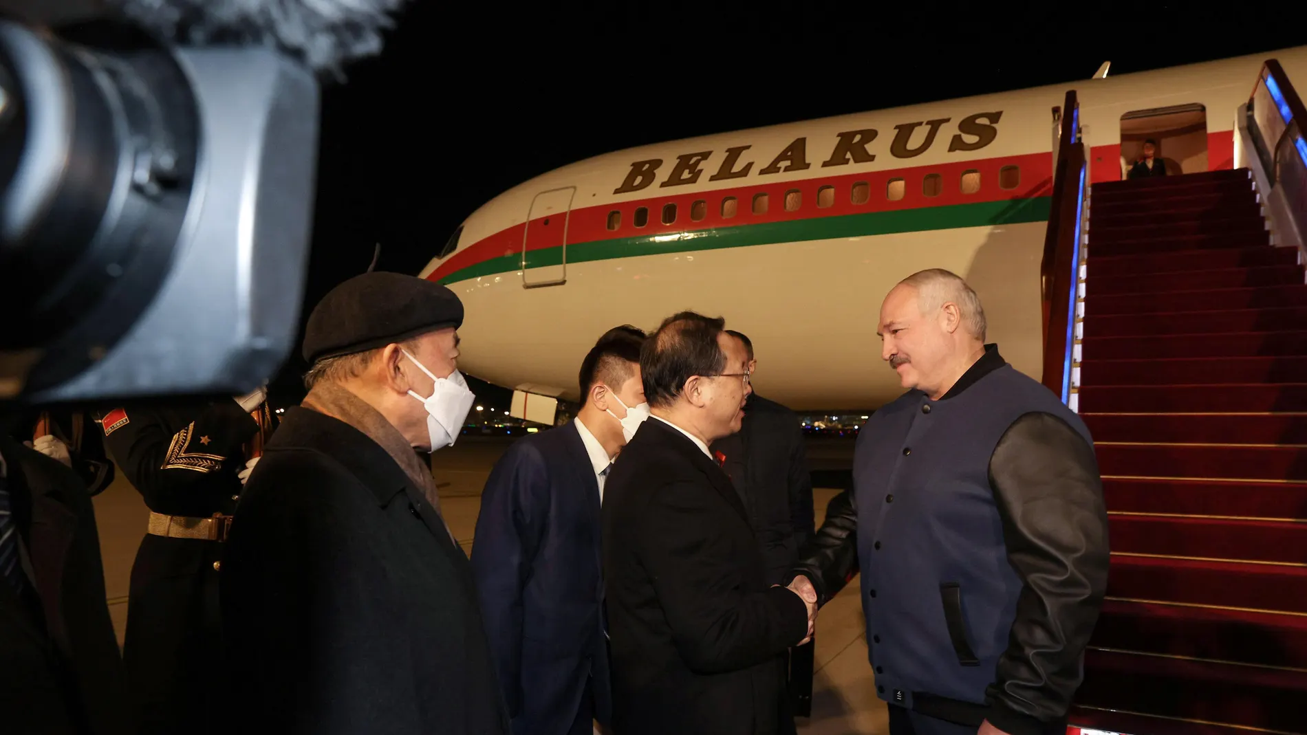 El presidente de Bielorrusia, Alexander Lukashenko, aterriza en Pekín