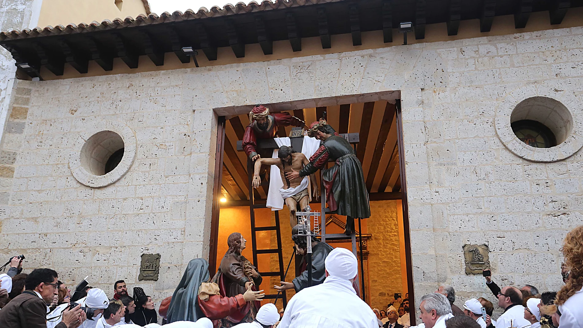 Salida del paso El Descendimiento de la Cruz (La ‘Escalera’) en la localidad vallisoletana de Medina de Rioseco