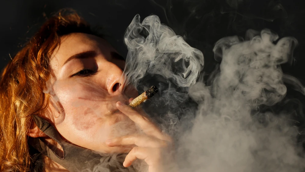 mujer-fuma-hoy-marihuana-manifestacion-favor-legalizacion-regulacion-parque-ciudad-guadalajara-estad