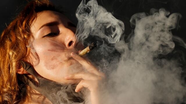 Una mujer fuma marihuana durante una manifestación a favor de su legalización