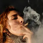Una mujer fuma marihuana durante una manifestación a favor de su legalización