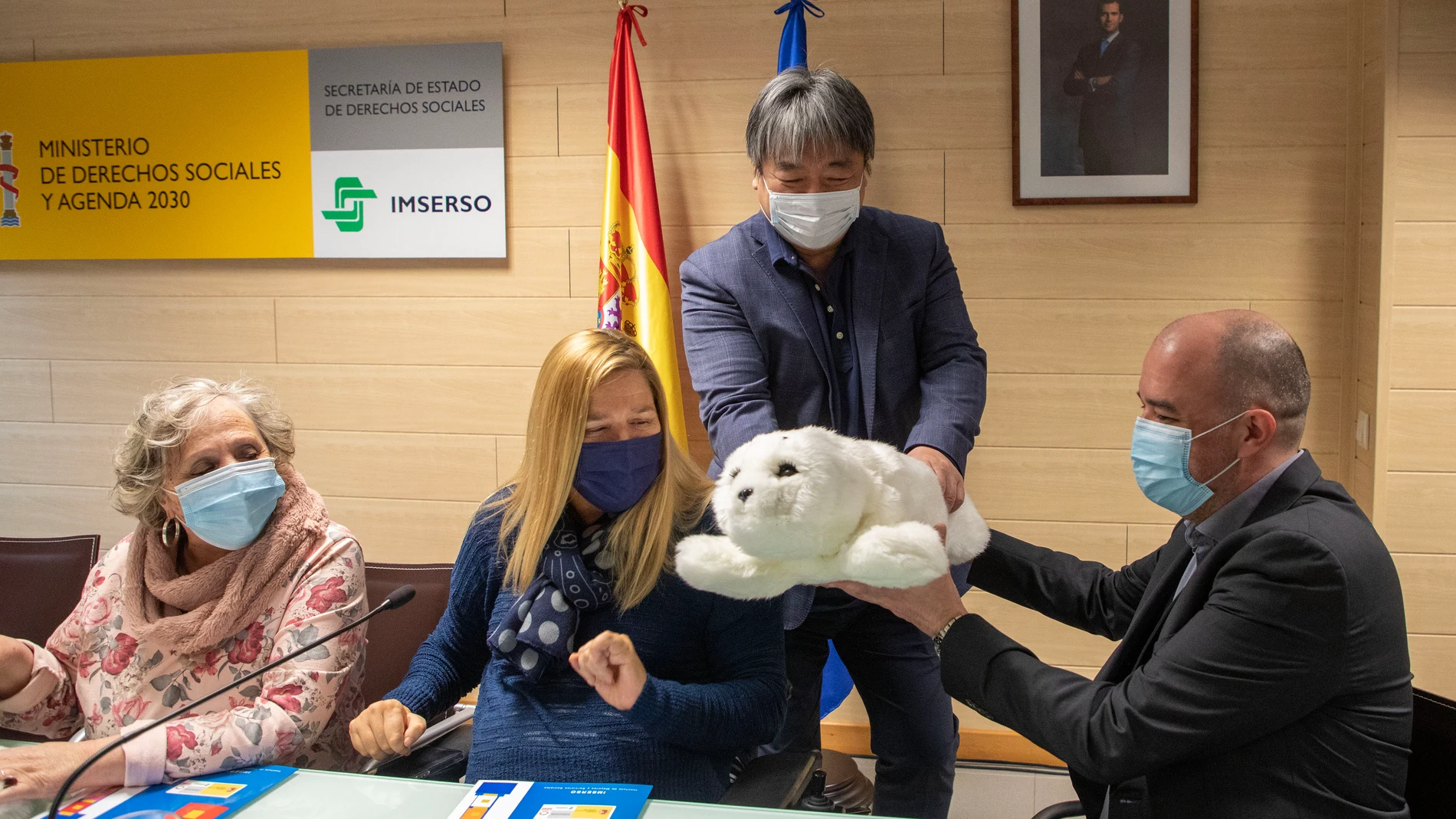 Presentación del estudio clínico que valora la efectividad del robot terapéutico PARO-NUKA. En la imagen (de I a D), la subdelegada del Gobierno, Encarnanción Pérez; la directora del CREA, Isabel Campo; el profesor Takanori Shibata y el neuropsicólogo del CREA, Enrique Pérez
