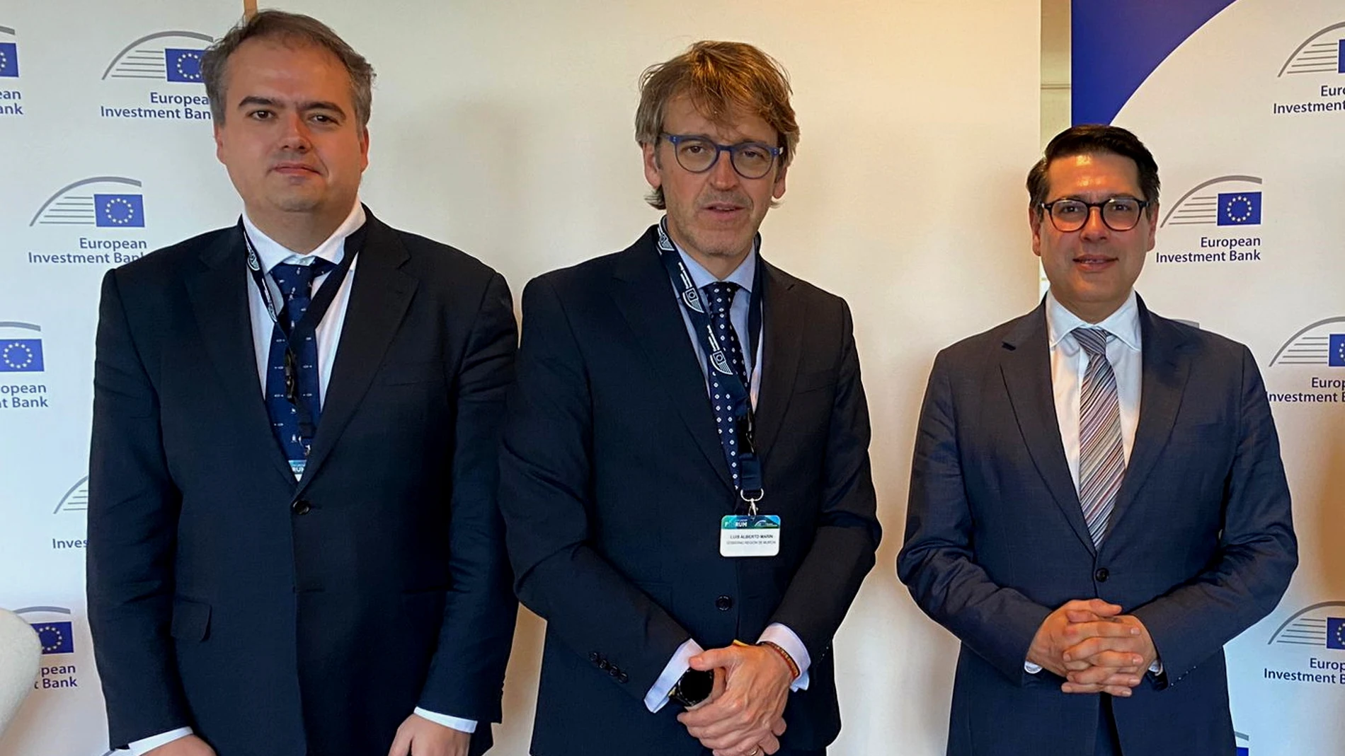 La delegación regional, encabezada por el consejero de Economía, Hacienda, Fondos Europeos y Administración Digital, Luis Alberto Marín, junto con el vicepresidente del BEI, Ricardo Mourinho (a la derecha de la imagen).
