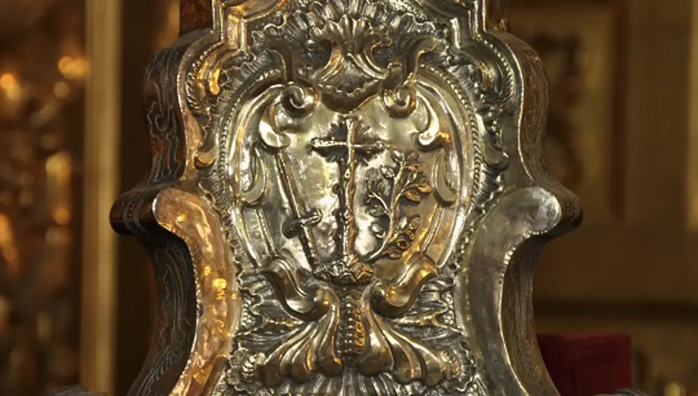 Uno de los candelabros expuestos junto a la imagen de Santa María Magdalena
