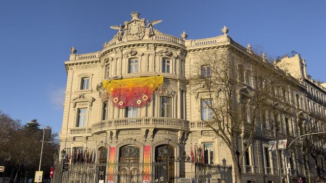 a fachada de la Casa de América, engalanada con la obra "La revolución de las mariposas" del artista argentino Andrés Paredes, que forma parte de la programación del proyecto "Conexión: Buenos Aires-Madrid", presentado este miércoles en la capital española.