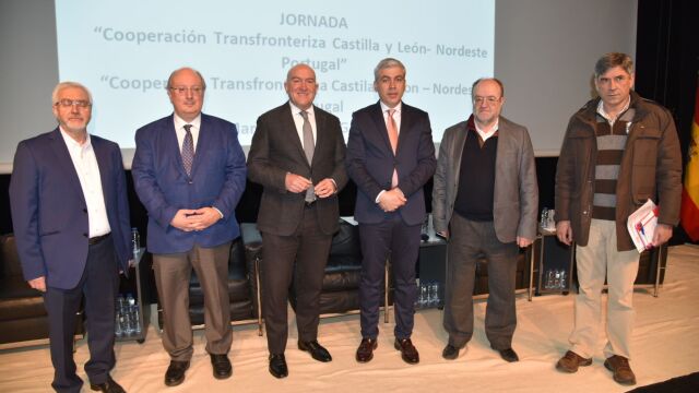 Foto de familia del consejero de la Presidencia, Jesús Julio Carnero, y del presidente del CES, Enrique Cabero, antes de la jornada