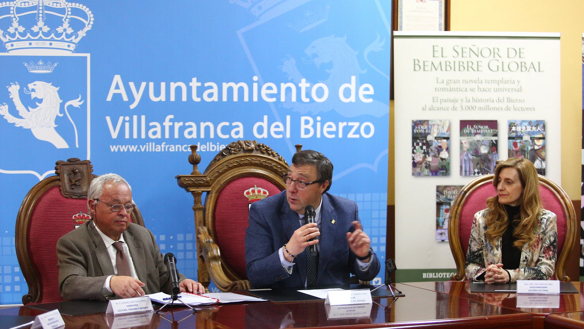 Gonzalo Santonja y Mar Sancho junto al alcalde de Villafranca del Bierzo, José Manuel Pereira