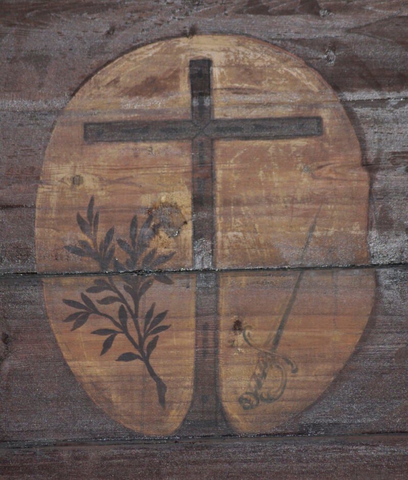 El escudo de la Santa Inquisición puede verse en la cúpula de entrada al templo sevillano
