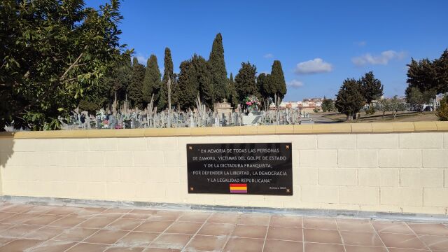 El cementerio de Zamora luce una placa con la bandera republicana para recordar a los represaliados