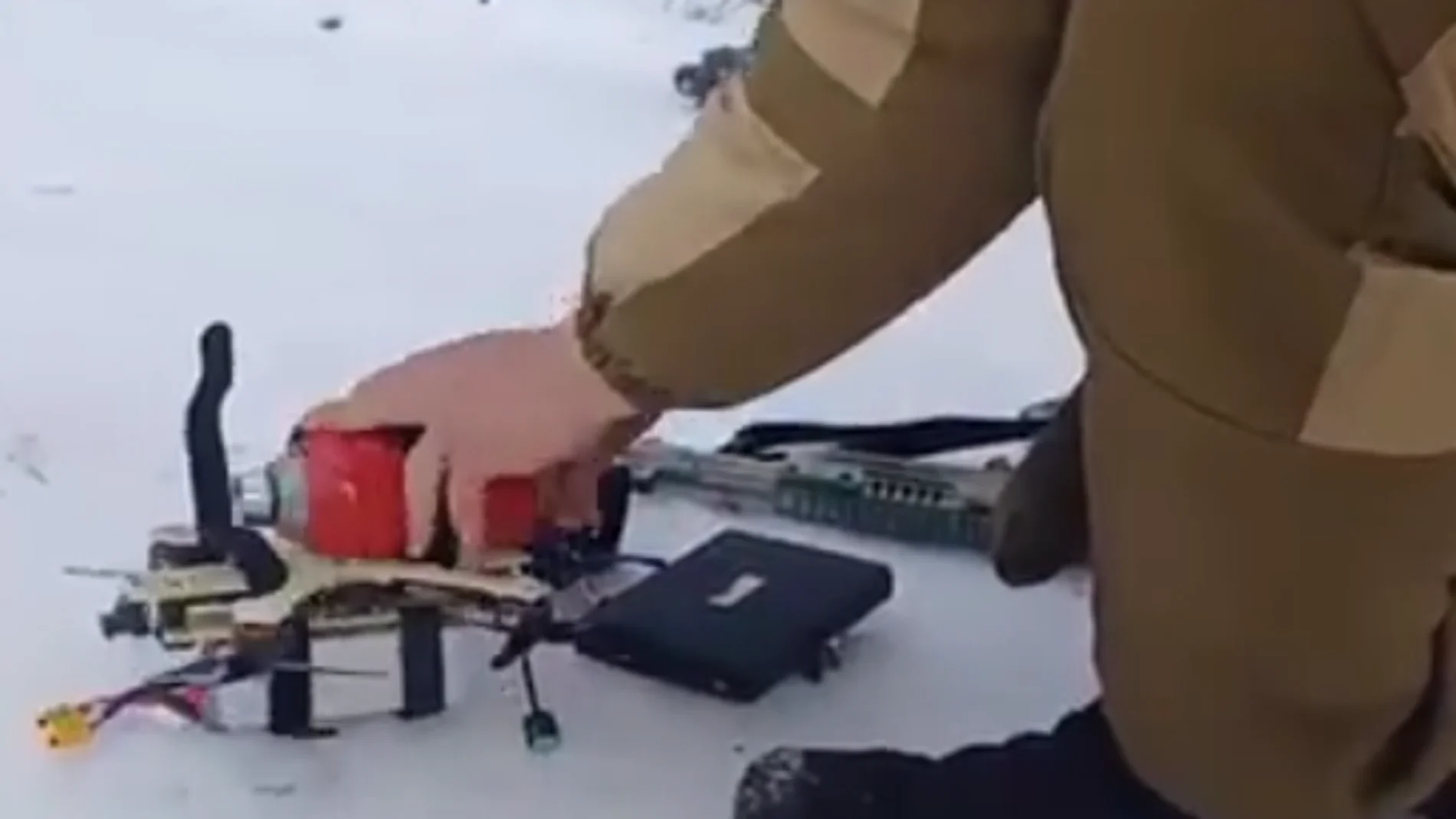 Un soldado ruso manipula el nuevo drone Bumerán