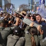 La Policía intenta frenar a los manifestantes antigubernamentales en Tel Aviv, ayer