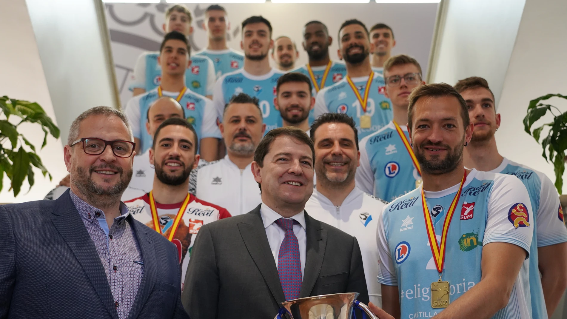 Mañueco recibe al Club Deportivo Voleibol "Río Duero Soria" tras ganar la Copa del Rey