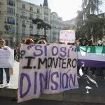 Opositores de la Ley Trans protestan ante el Congreso de los Diputados en Madrid.