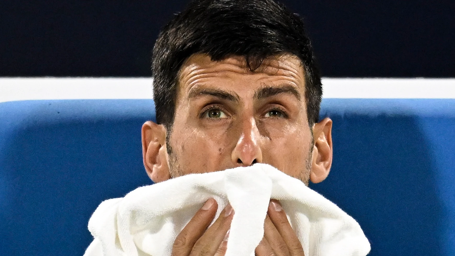 Dubai (United Arab Emirates), 01/03/2023.- Novak Djokovic of Serbia rests in a match against Tallon Griekspoor of Netherlands in their round of 16 match at the Dubai Duty Free Tennis ATP Championships 2023 in Dubai, United Arab Emirates, 01 March 2023. (Tenis, Países Bajos; Holanda, Emiratos Árabes Unidos) EFE/EPA/Yoshua Arias